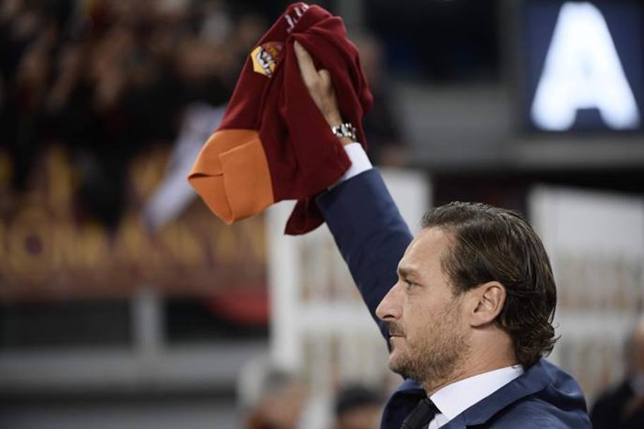 Francesco Totti mostra l&#39;omaggio dal club con la consegna della maglia della Hall of FameAFP